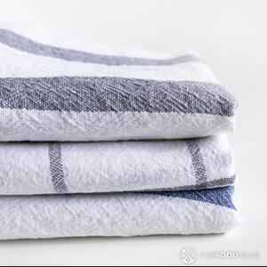 Подготовить слегка влажное кухонное полотенце