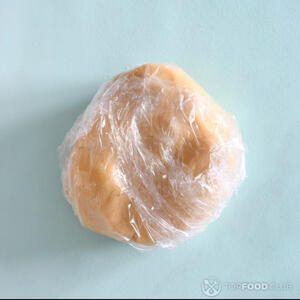 Обернуть тесто в пищевую пленку 