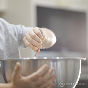 перемешивает