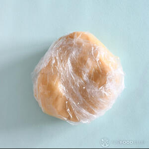 Тесто в пищевой пленке