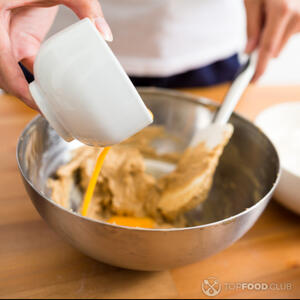 Добавить яйцо к тесту