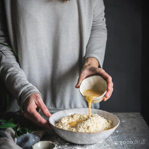 В муке сделать лунку, влить яичную смесь