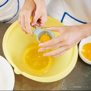 Отделить желтки от белков