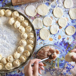 Лепить пельмени