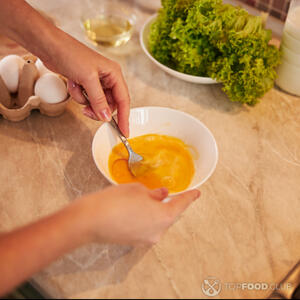 Яйцо вбить в миску, перемешать вилкой