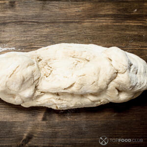 Выложить тесто на стол