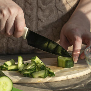 нарезает огурцы