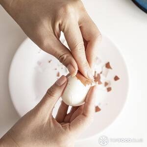 чистит яйца