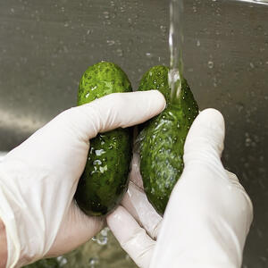 моет огурцы
