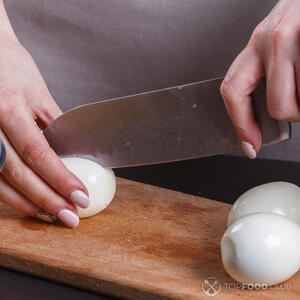 нарезает яйца