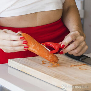 чистит морковь