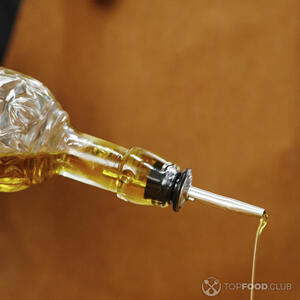 добавляет масло