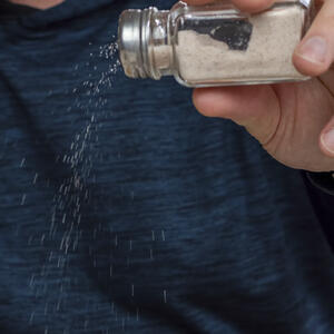 добалвяет соль