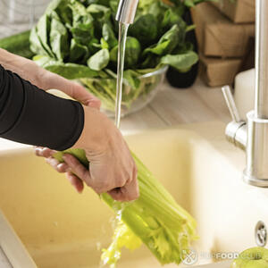 моет сельдерей