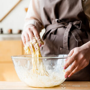 Месить тесто руками