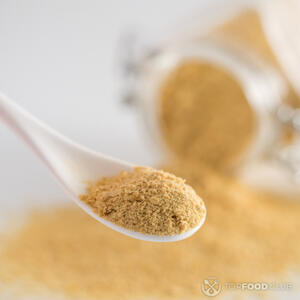 Всыпать дрожжи