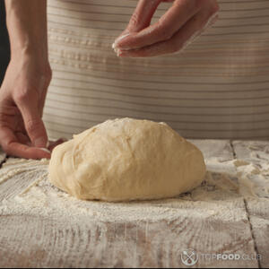 выложить тесто на стол