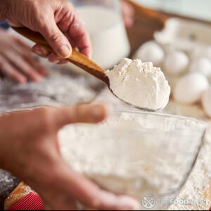 всыпать 1 ст.л. муки