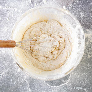 мешать тесто