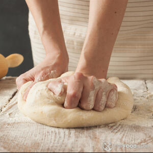 месить тесто руками