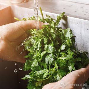 моет петрушку