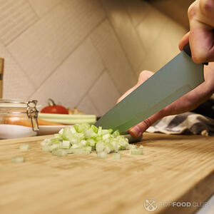 нарезает сельдерей