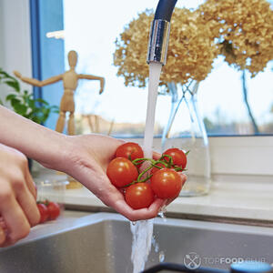 моет помидоры