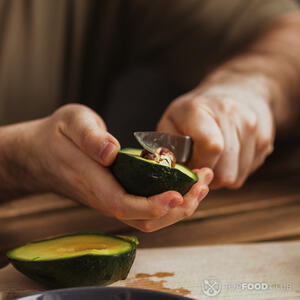 удаляет косточку