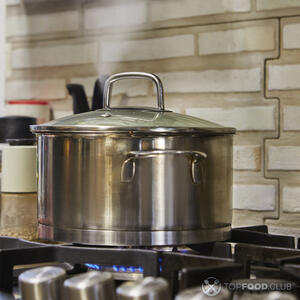 кастрюля на плите