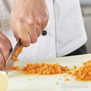 нарезает морковь