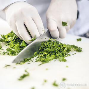 нарезает петрушку