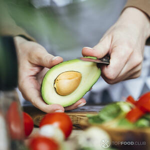 чистит авокадо