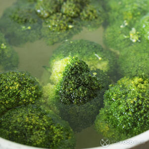 брокколи в кастрюле