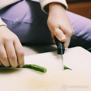 отрезает плодоножку