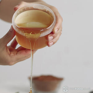 наливает мёд