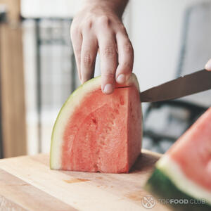 срезает корку