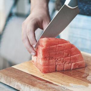 нарезает арбуз