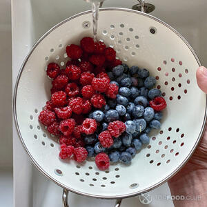 моет голубику и малину