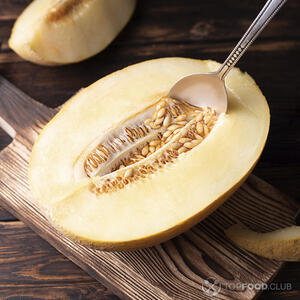 чистит дыню