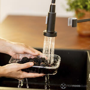 моет ежевику