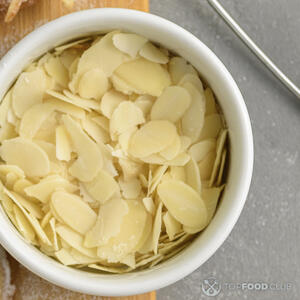 миндальные лепестки