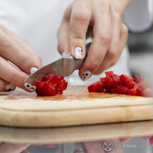 нарезает клубнику