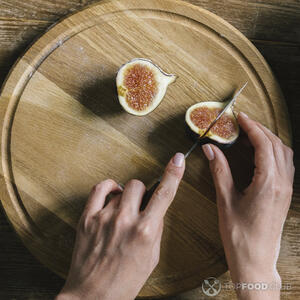 нарезает инжир