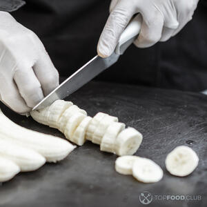 нарезает бананы