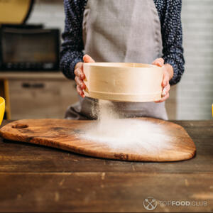 просеять муку на стол