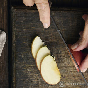 нарезает яблоко