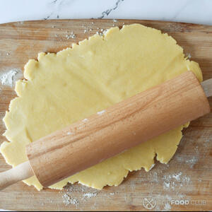 раскатать тесто скалкой