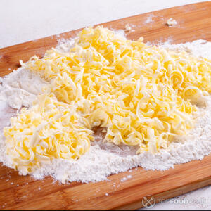 натертое масло и мука