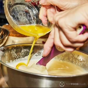 влить жидкую смесь