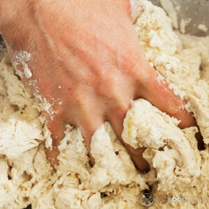 месить тесто